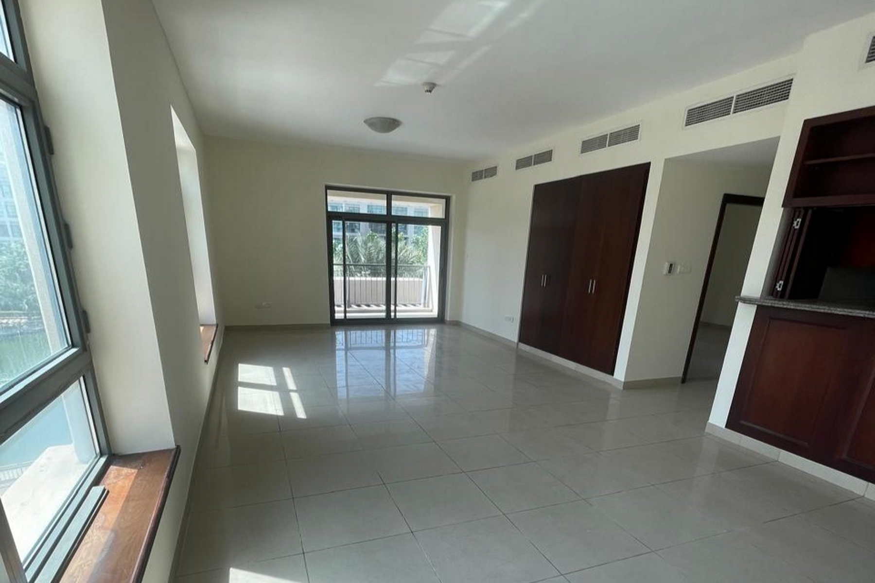 Vacant | Unfurnished | Mid Floor - Exclusive Links