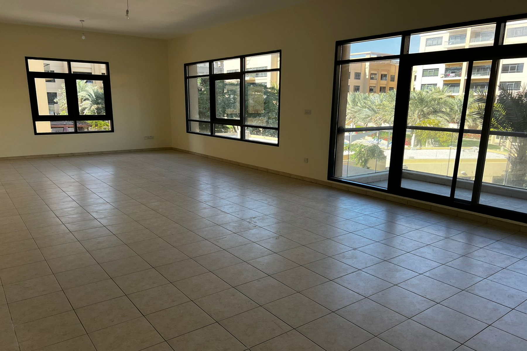 Vacant | Unfurnished | Low Floor - Exclusive Links