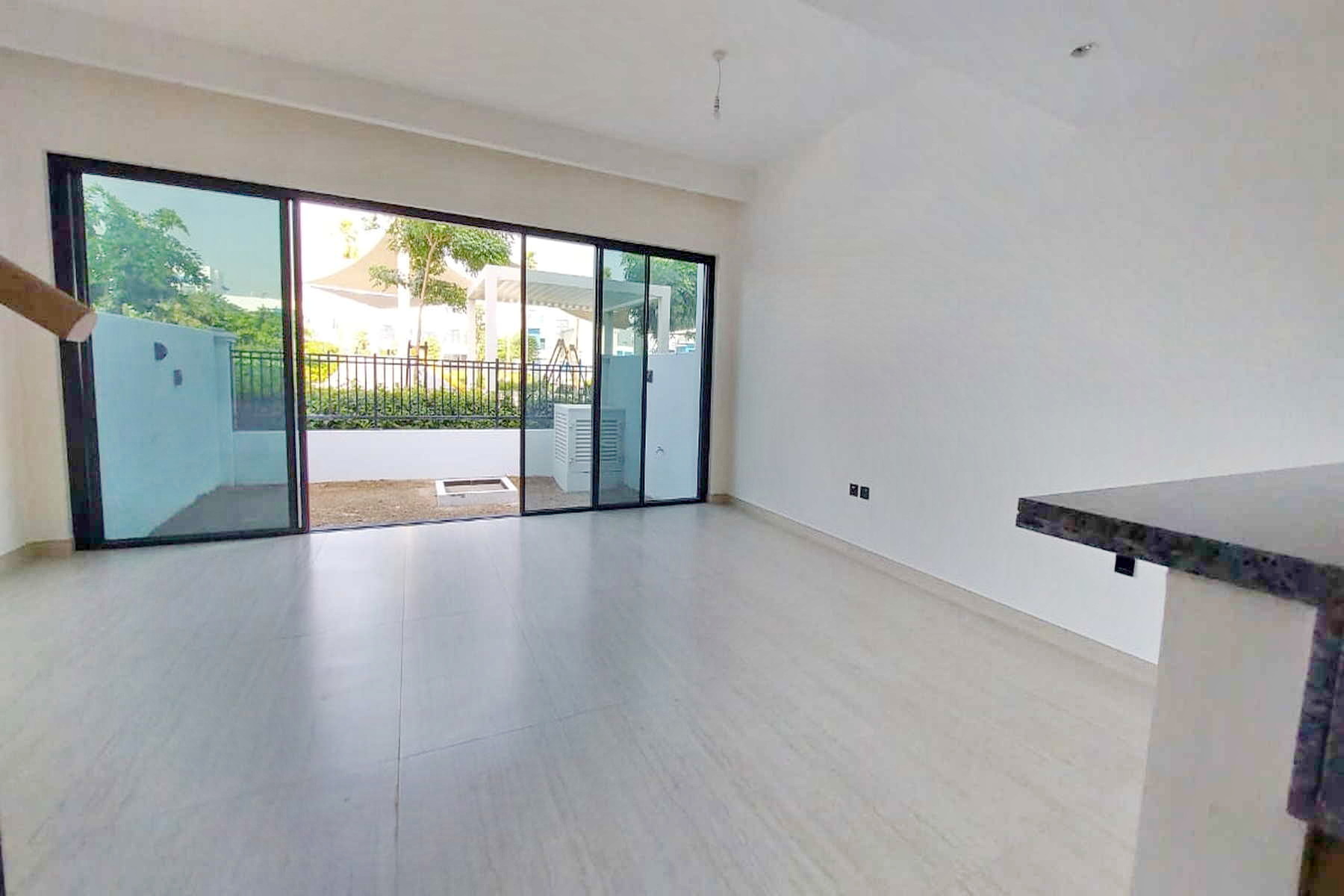 5 BR Townhouse | Single Row | Near by Park - Exclusive Links