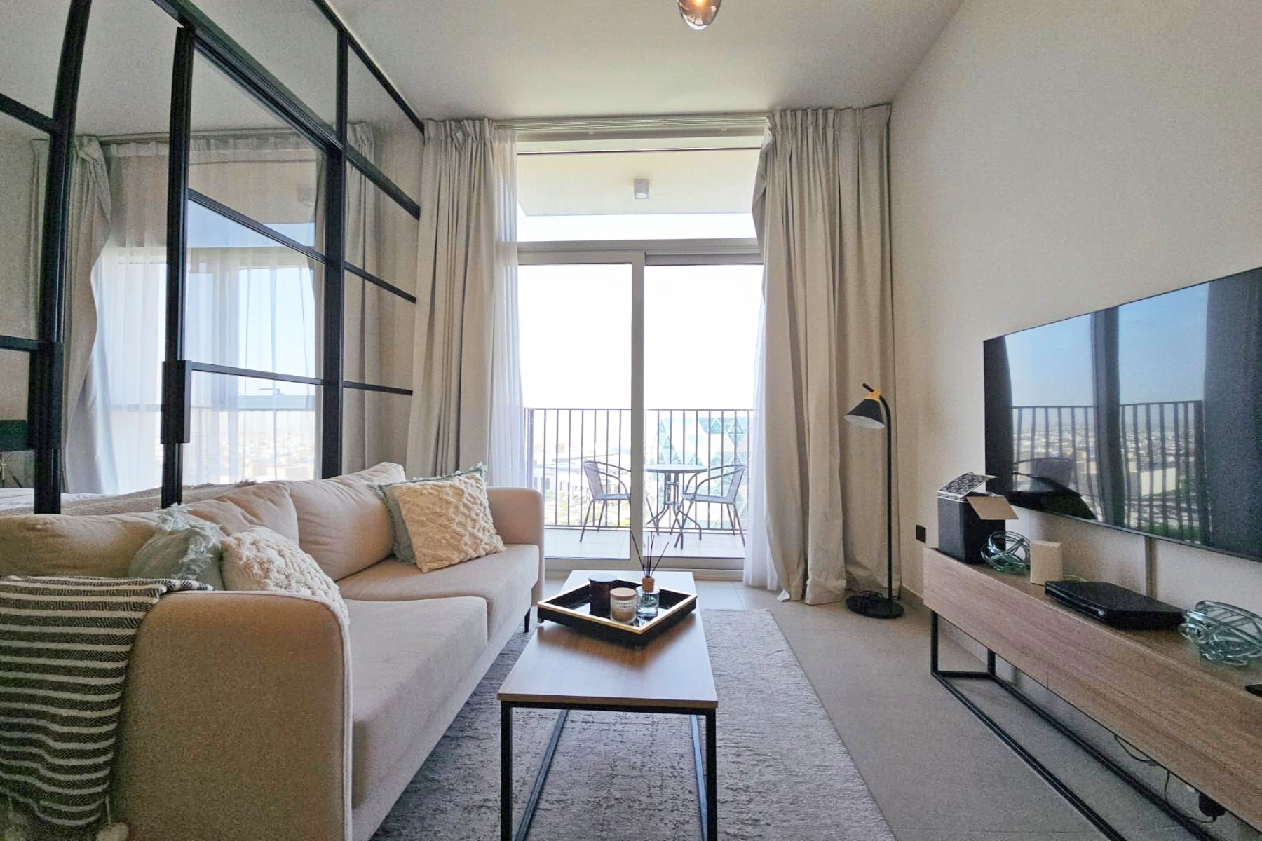 Chic Living | Vacant | Furnished - Exclusive Links