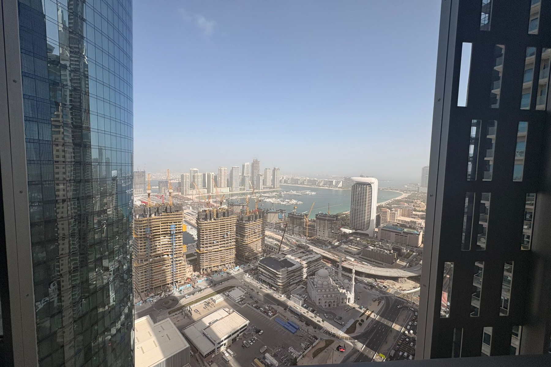 Unfurnished Sought After 1 Bedroom - Exclusive Links