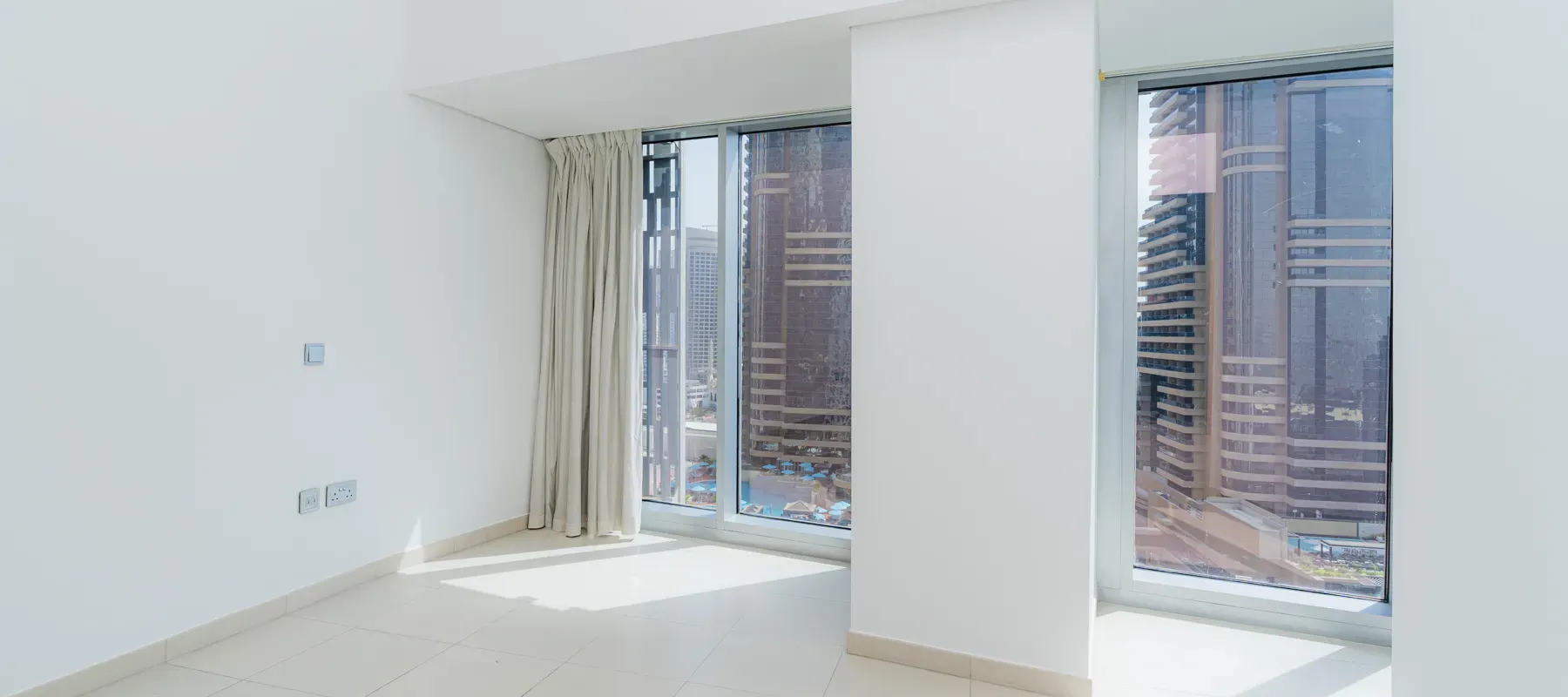 Cayan Tower, Dubai Marina, Dubai - Exclusive Links