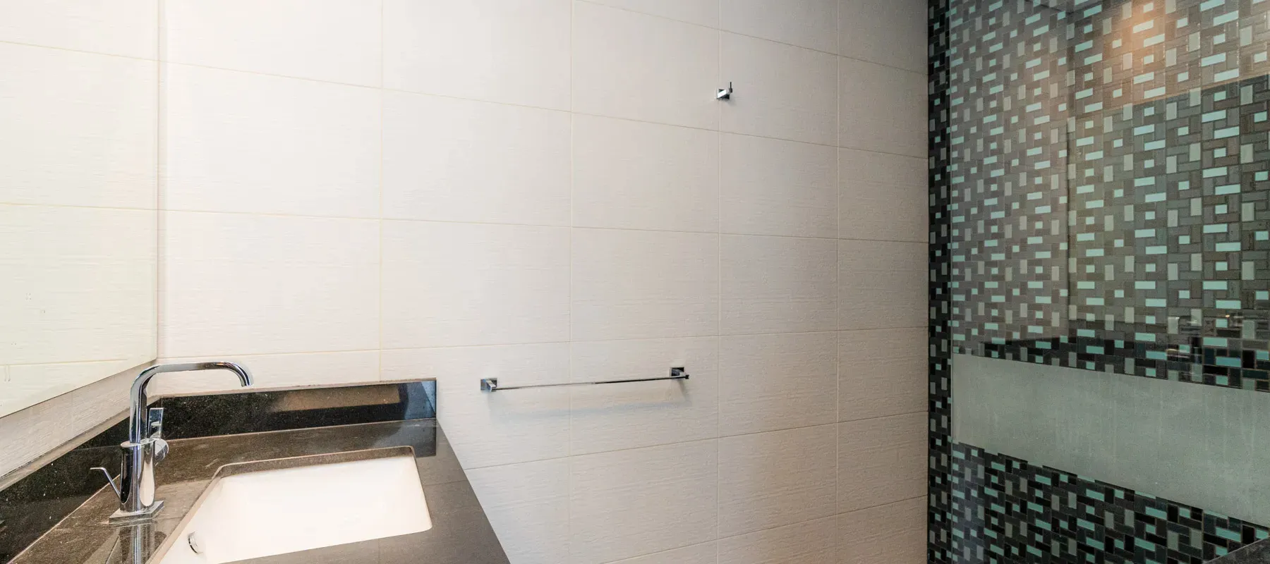 Cayan Tower, Dubai Marina, Dubai - Exclusive Links