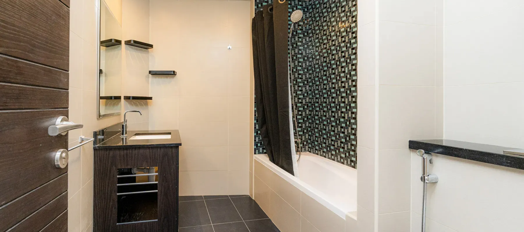 Cayan Tower, Dubai Marina, Dubai - Exclusive Links