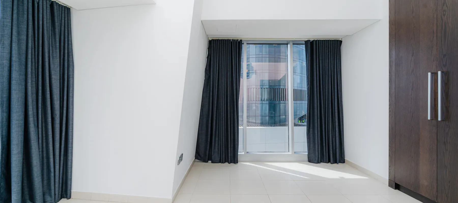 Cayan Tower, Dubai Marina, Dubai - Exclusive Links