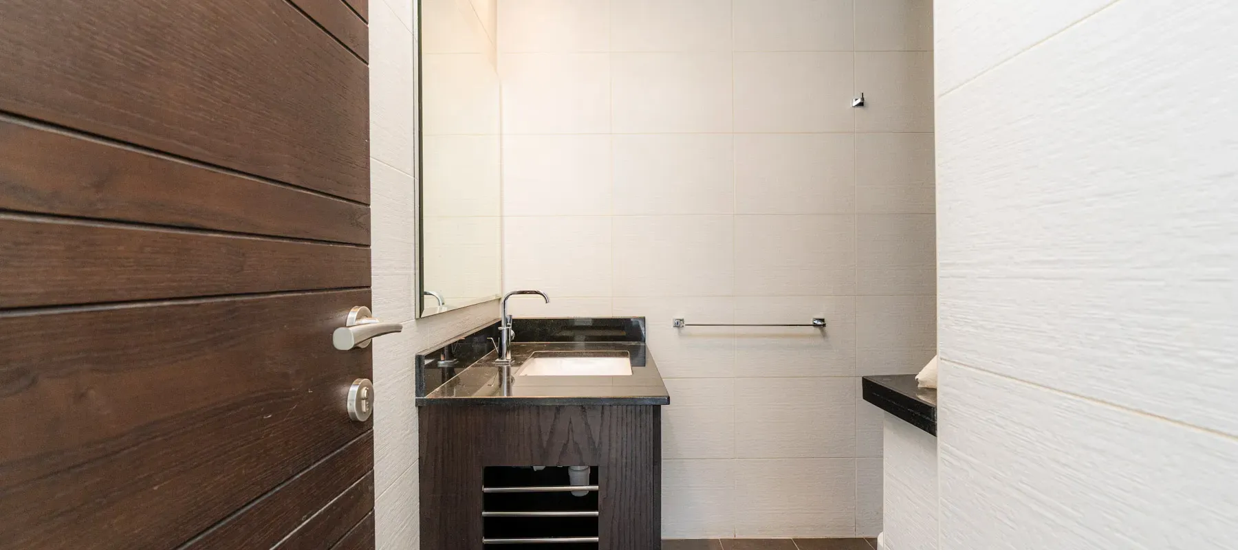 Cayan Tower, Dubai Marina, Dubai - Exclusive Links