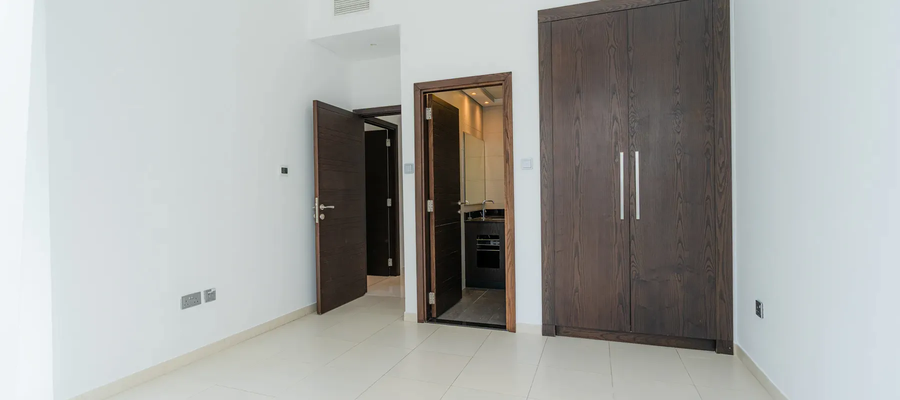 Cayan Tower, Dubai Marina, Dubai - Exclusive Links