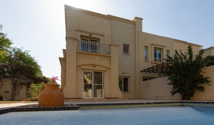 Elegant Villa with Private Pool and Garden - Exclusive Links