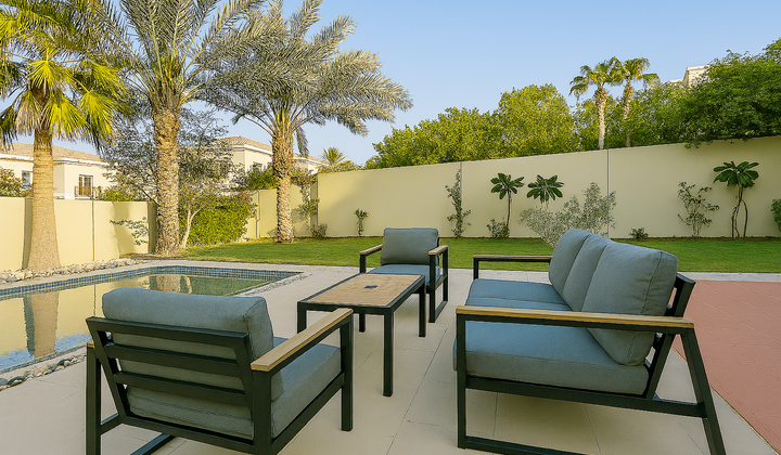 Elegant Villa with Private Pool and Garden - Exclusive Links